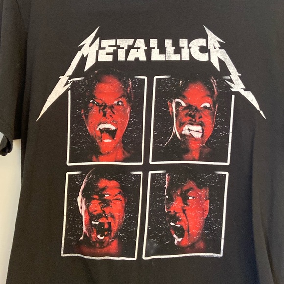 ⭐️ Metallic 2017 World Tour Graphic Band Tee Crew neck T-shirt size medium - Picture 2 of 9